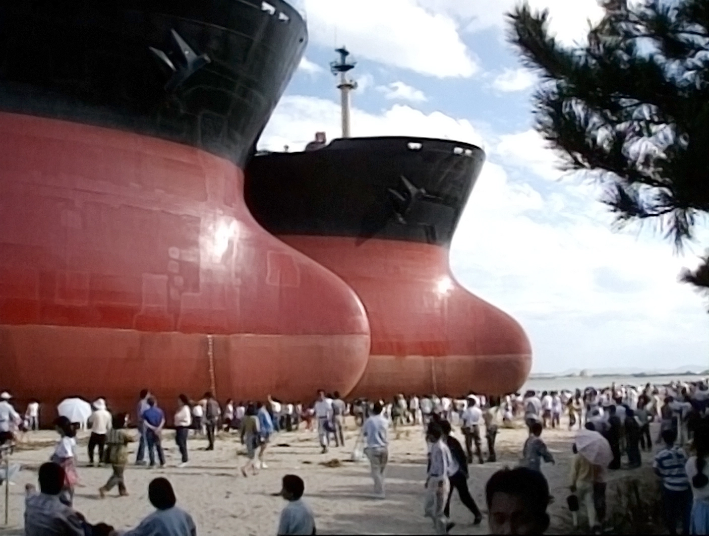 台風第26号の影響で御殿場海岸に座礁した大型貨物船2隻