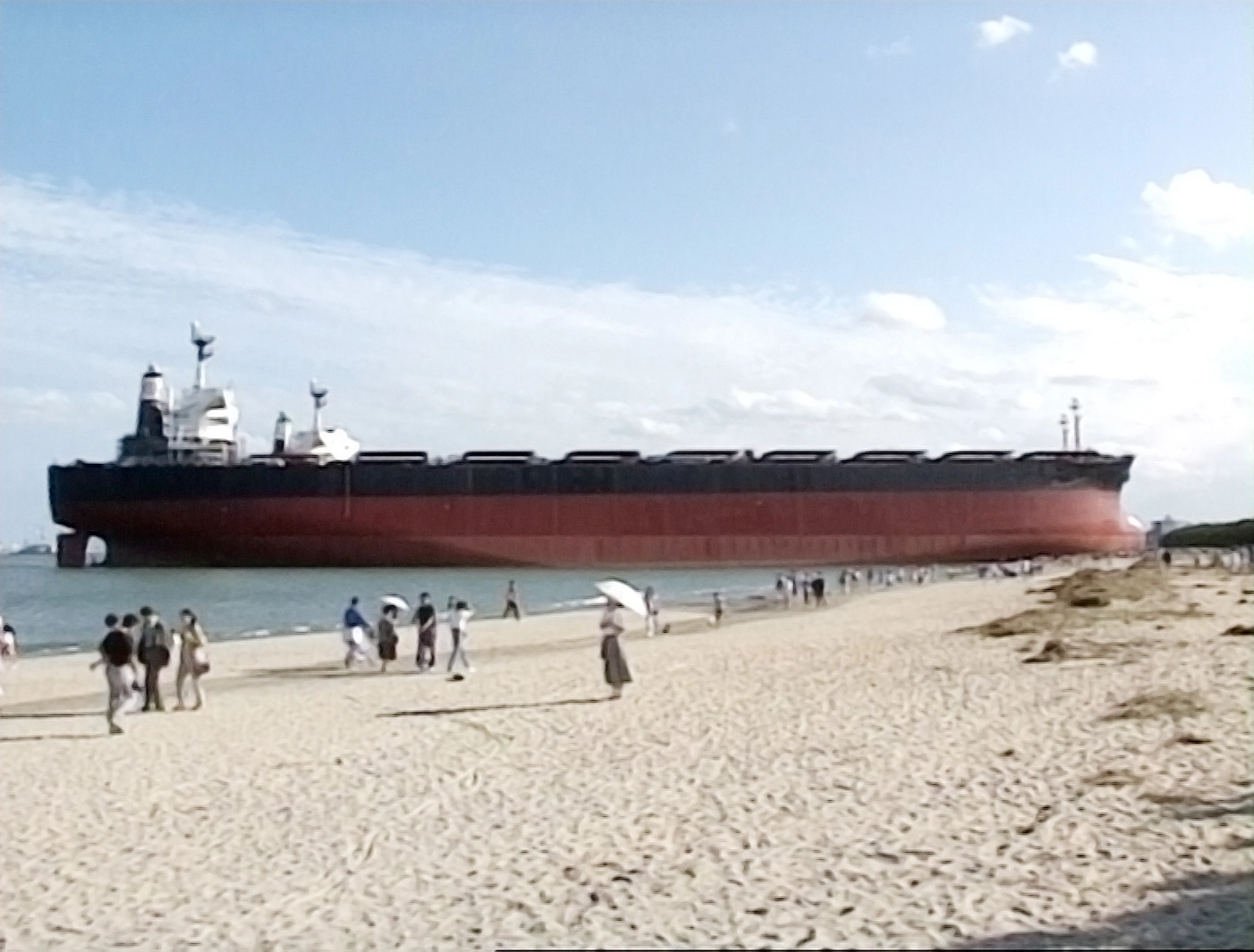 台風26号の影響で御殿場海岸に座礁した大型貨物船2隻