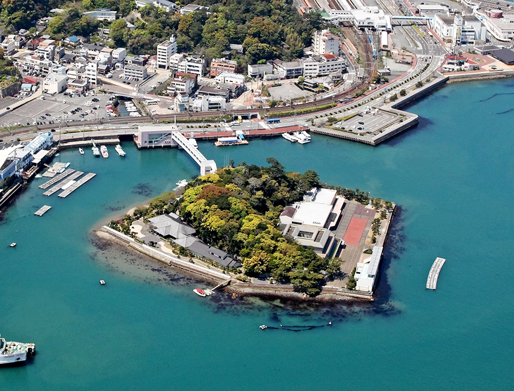 御木本幸吉が三重県鳥羽で世界初の真珠養殖に成功