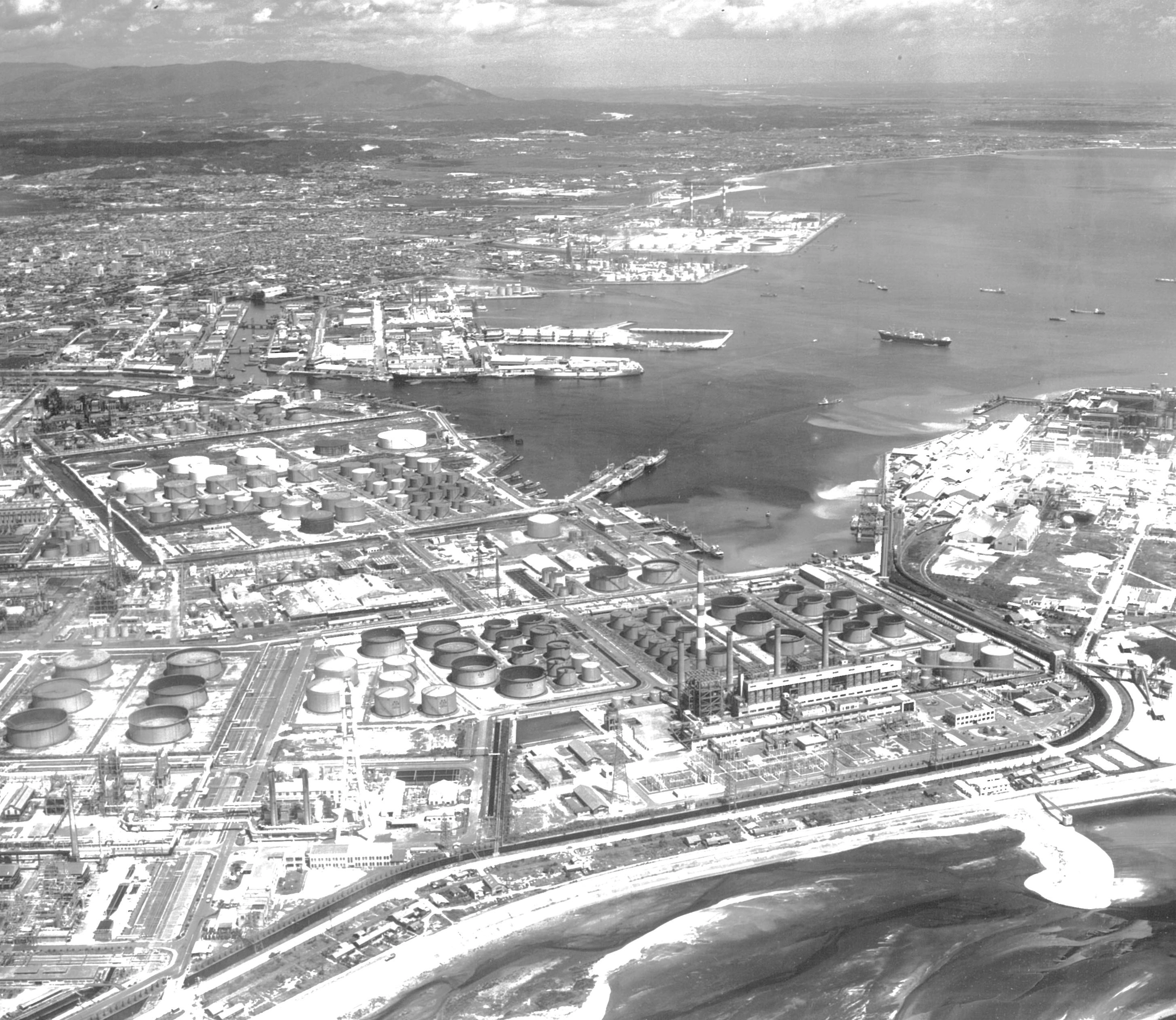 四日市コンビナートが操業を開始する